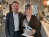Vorschaubild der Meldung: Bürgermeister Axel Schmidt gratuliert Claudia Piltz zur Geschäftsübernahme
