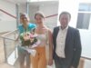 Vorschaubild der Meldung: Bürgermeister Axel Schmidt gratuliert Akademie-Teilnehmerin Anna Semerikova zum 29. Geburtstag