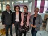 Vorschaubild der Meldung: Bürgermeister Axel Schmidt gratuliert Marlene Niemeyer zur Eröffnung ihres Werbestudios
