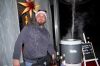 Lillo schenkt den Glühwein aus